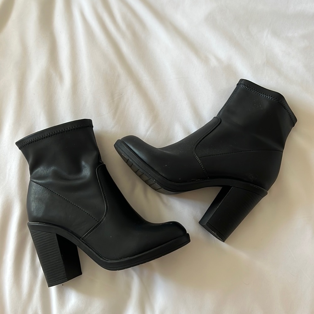 Size 7 black heeled boots